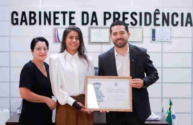 Advogada que salvou a mãe e o primo em incêndio recebe homenagem na Câmara de Vereadores