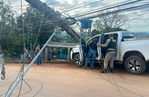 Caminhonete furtada no Rio Grande do Sul é recuperada após bater em poste
