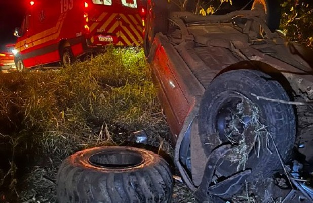 Colisão frontal entre caminhão e Fiat Strada deixa um ferido na BR-280