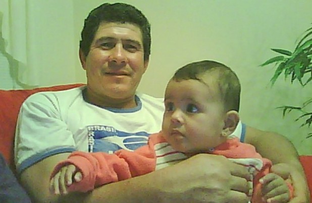 Jovem busca homem que a criou como filha e agora divulga nova foto na esperança de reencontro