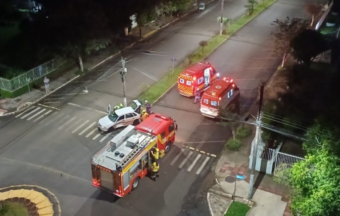 Motorista fica preso às ferragens após colisão; outro condutor fugiu