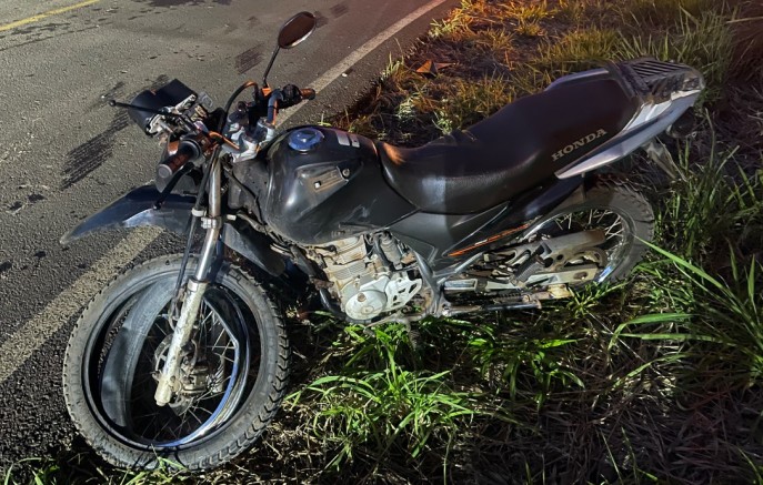 Motociclista fica ferida ao colidir com caminhão na Linha São José