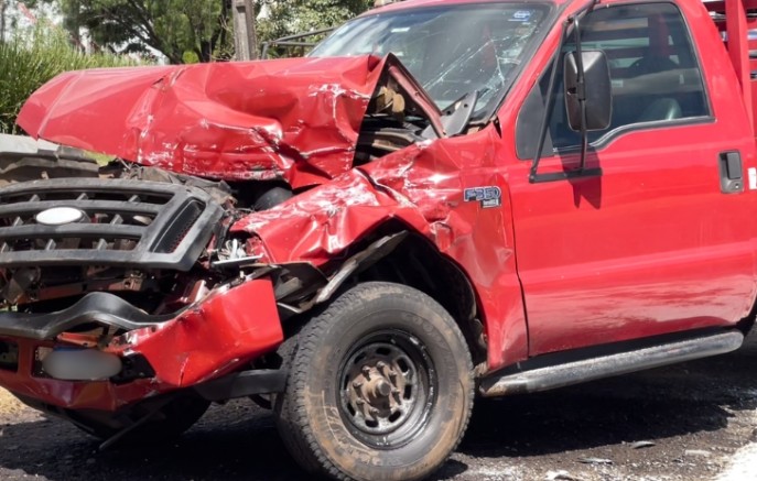Colisão frontal entre caminhão e caminhonete deixa um ferido na BR-163