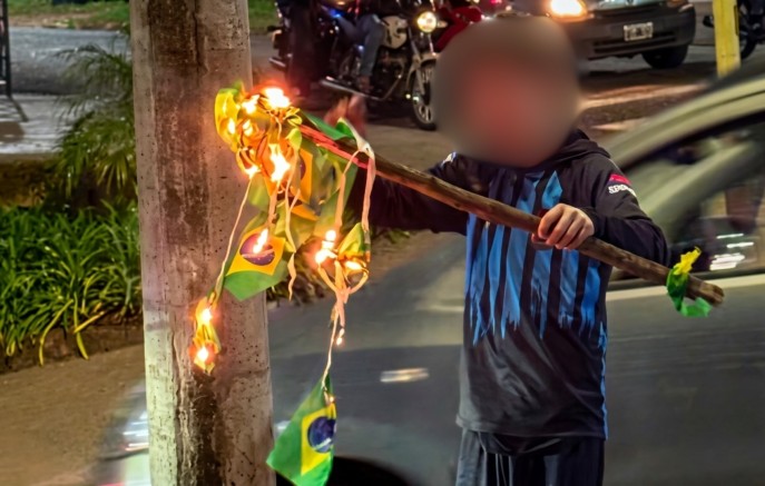 Após eliminação do Brasil, criança argentina queima bandeira; isso não é rivalidade, é falta de respeito