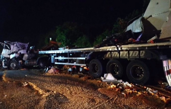 Dois motoristas morrem em colisão entre duas carretas na BR-163