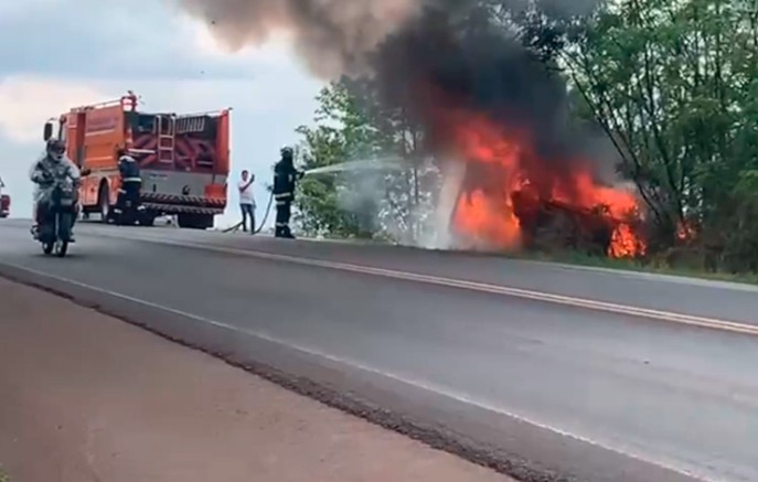 Caminhonete é destruída por incêndio na BR-163