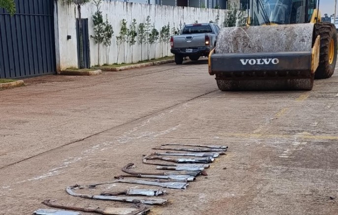 Polícia destrói 50 escapamentos irregulares apreendidos em motocicletas