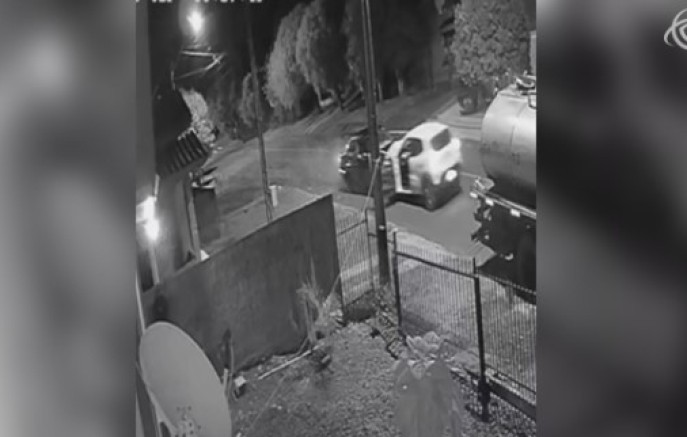 Assista o momento exato em que carro arrasta veículo de aplicativo que atinge caminhão no bairro Peperiguaçu