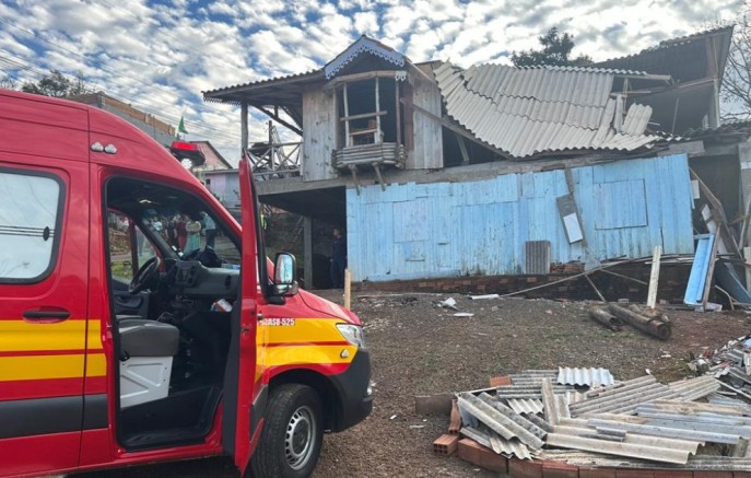 Parte de igreja desaba e mobiliza bombeiros no bairro Floresta