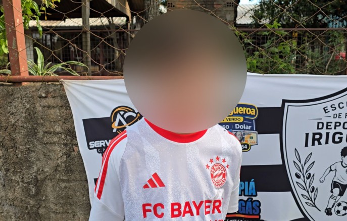 “Eu me arrependo”: criança que queimou bandeira do Brasil quebra o silêncio e pede desculpas