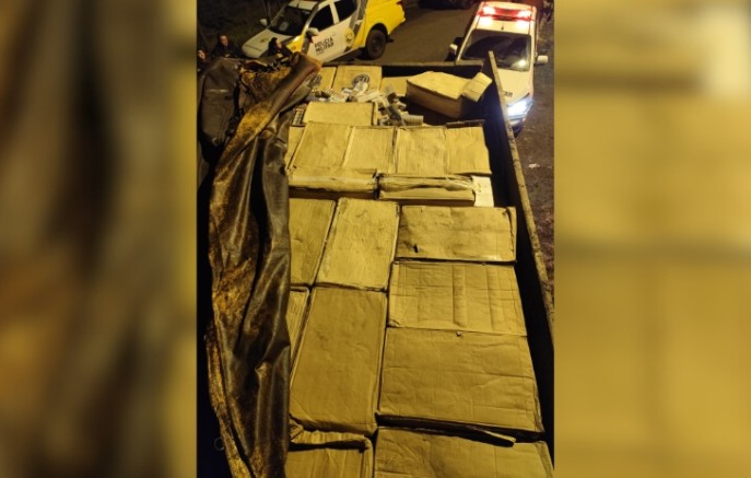 Homem é preso e caminhão apreendido com sete toneladas de camarão e 50 mil carteiras de cigarro contrabandeado