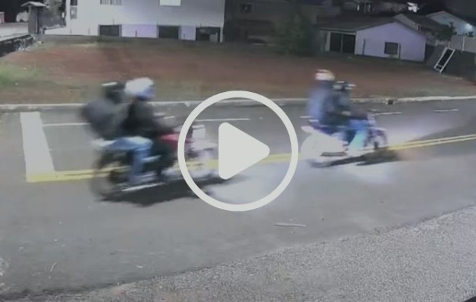 Imagens mostram motos se aproximando de residência antes de roubo de Amarok