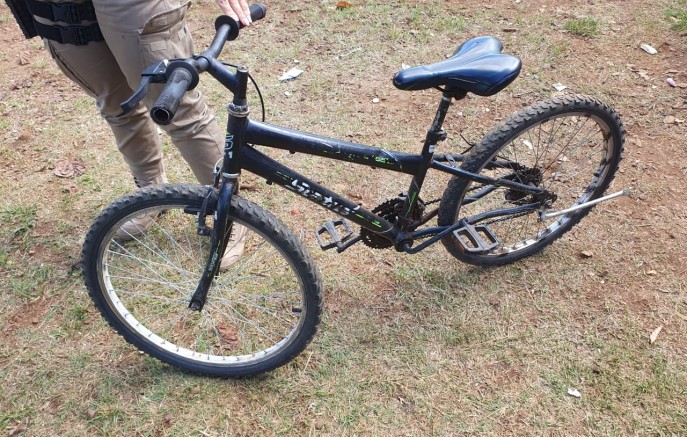 Bicicleta abandonada em área de mata é recuperada pela Polícia Militar
