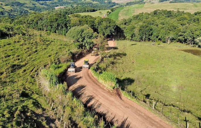 Barracão intensifica melhorias nas estradas do interior e amplia investimentos em infraestrutura