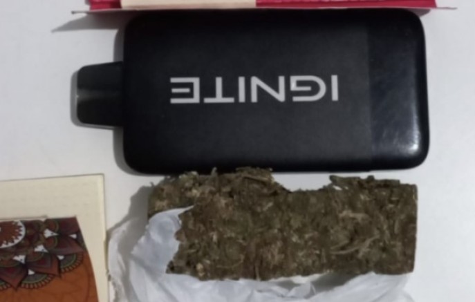 Adolescente de 16 anos é flagrado com maconha e cigarro eletrônico