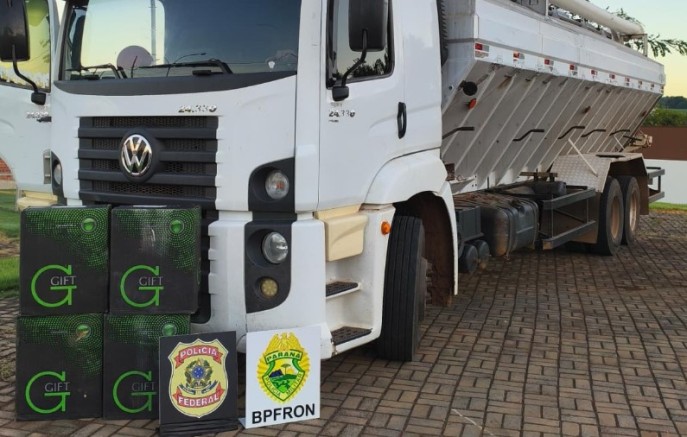BPFRON apreende caminhão com 330 caixas de cigarros contrabandeados