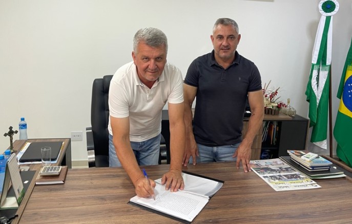 Prefeito Helio transmite cargo ao vice-prefeito César Bueno durante período de férias