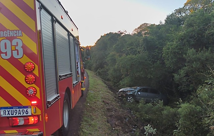 Saída de pista seguida de capotamento deixa mulher gravemente ferida na BR-280