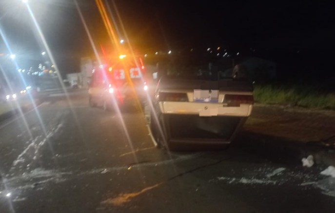 Carro capota na Avenida Arnaldo Busatto