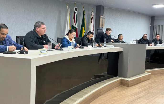 Projetos de lei sobre educação e economia são discutidos na Câmara