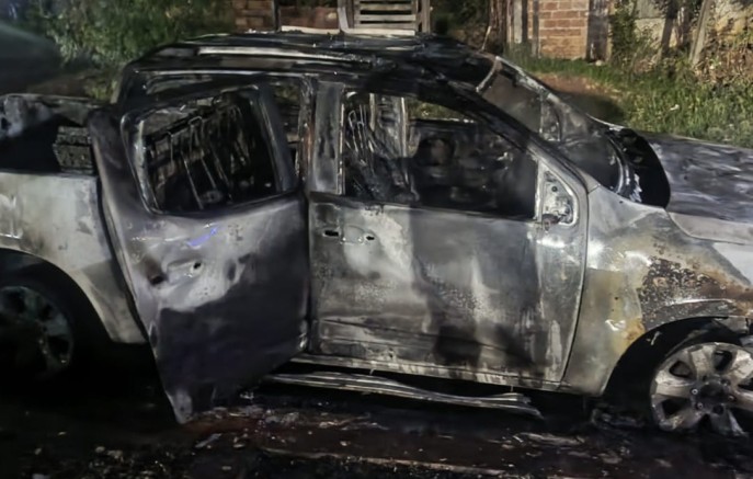 Caminhonete é consumida pelo fogo durante a noite em Bernardo de Irigoyen