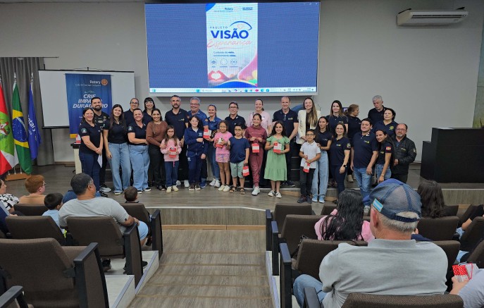 Projeto Visão e Esperança entrega 57 óculos a alunos da rede municipal