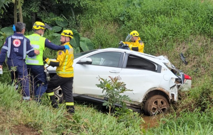 Colisão frontal entre HR-V e carreta deixa mulher e duas crianças mortas na BR-163, as vítimas residiam em Dionísio Cerqueira