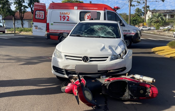 Colisão entre carro e moto deixa mulher de nacionalidade argentina ferida