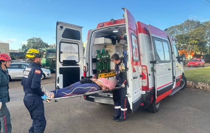 Mulher é encaminhada ao hospital após acidente de trânsito na Av. Arnaldo Busatto