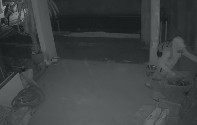 Câmera flagra furto de escada em obra na região da antiga aduana de cargas