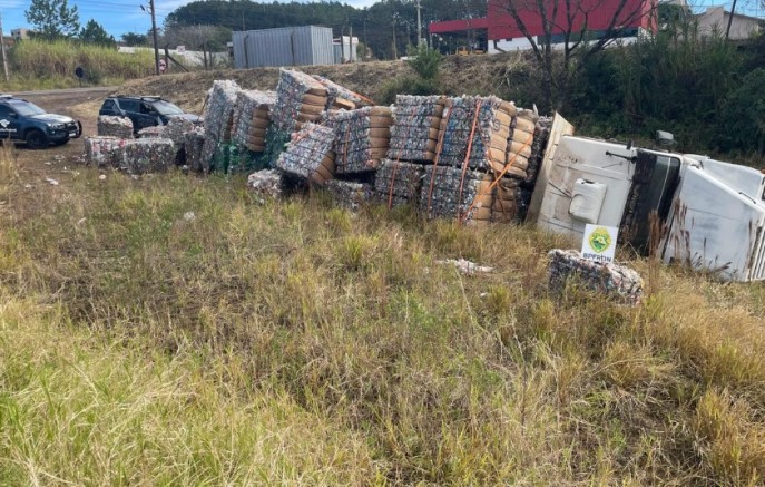 Carreta carregada com recicláveis tomba durante fuga e é apreendida