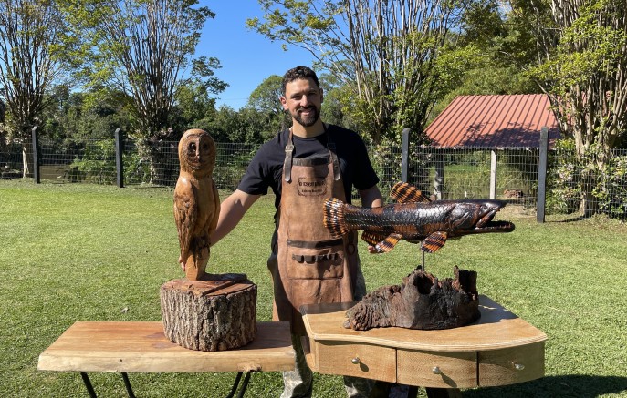 Do desenho à madeira: artista transforma troncos em esculturas de luxo