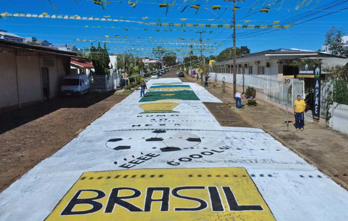 APAE Novos Horizontes transforma rua em palco de cores e esperança no clima da Copa do Mundo