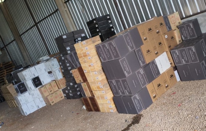 BPFRON localiza depósito com vinhos, azeite e cigarros eletrônicos contrabandeados