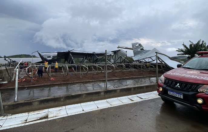 Vendaval arranca estrutura e deixa galpão de ordenha completamente destruído