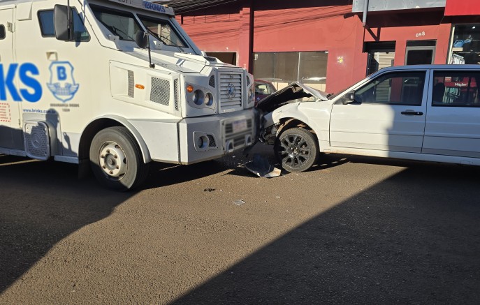 Imagens impressionam: câmera flagra batida entre Santana e carro-forte no Centro