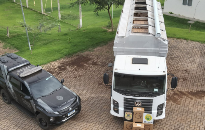 Caminhão com carga milionária de cigarros contrabandeados é apreendido após fuga de motorista