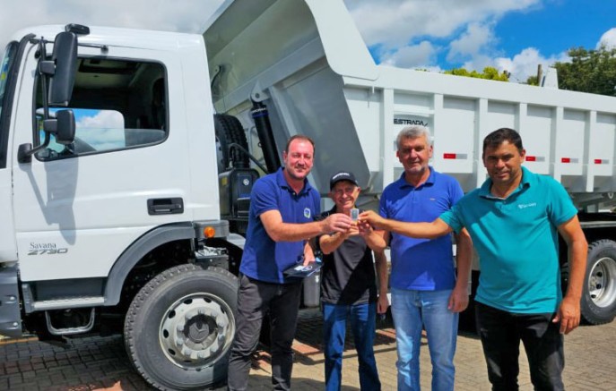 Município recebe novo caminhão caçamba para reforçar setor rodoviário