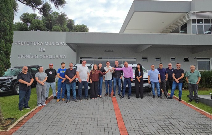 Secretaria de Saúde recebe dois veículos novos para transporte de pacientes