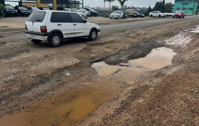 Asfalto recém-executado na BR-163 cede e motoristas aguardam reparos