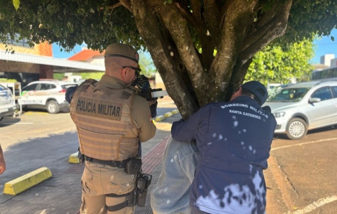 Homem embriagado fica com a cabeça presa em árvore no centro