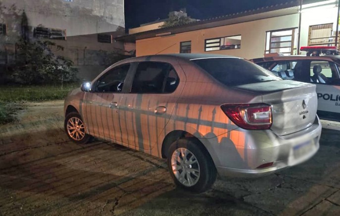 Dupla armada rouba empresa e foge com carro; veículo é recuperado, mas dinheiro desaparece