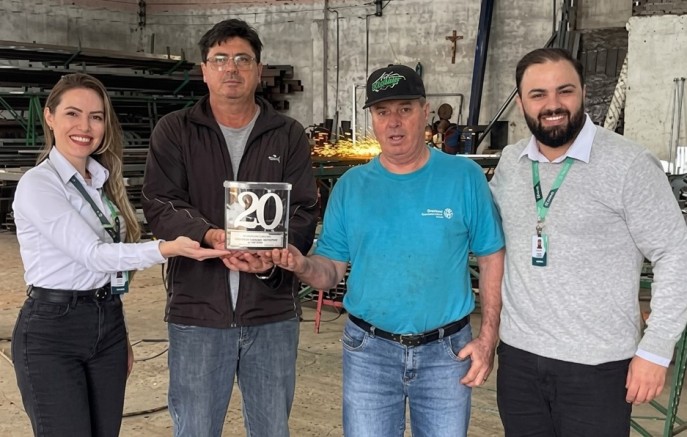 Metalúrgica Mapin completa 20 anos e recebe homenagem do Sicoob Vale Sul
