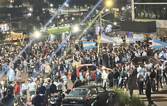 Policial argentino é esfaqueado durante confusão e suspeito foge para o Brasil