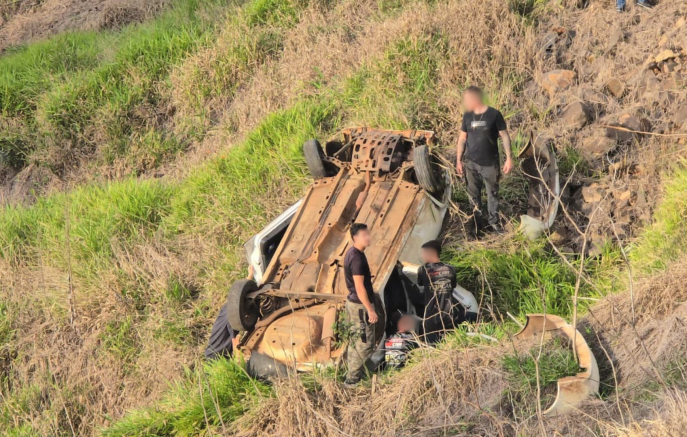Carro sai da pista e cai em ribanceira na BR-163