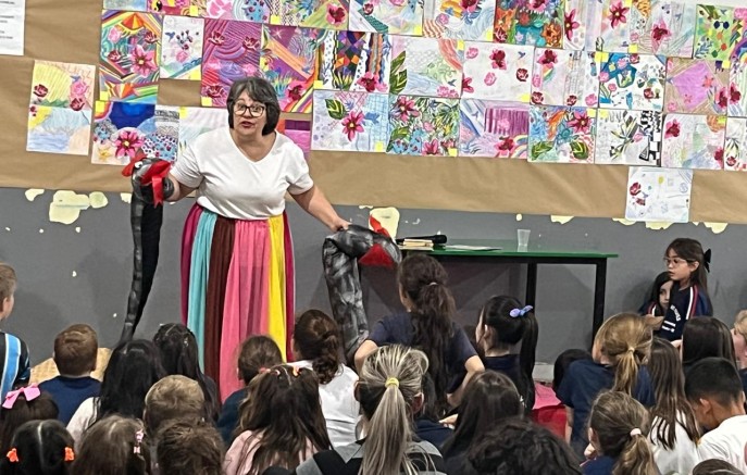 Feira 'Mais livros, menos tela' incentiva leitura na Escola Castro Alves