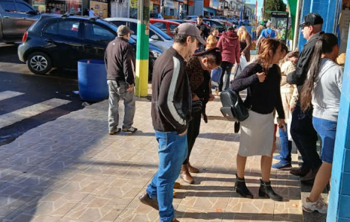 Argentinos seguem cruzando a fronteira para fazer compras em Barracão e Dionísio Cerqueira