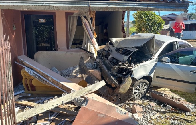 Carro perde o controle e invade residência no bairro Salete
