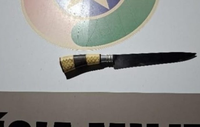 Homem é preso por tentativa de feminicídio após atacar esposa com faca em frente aos filhos