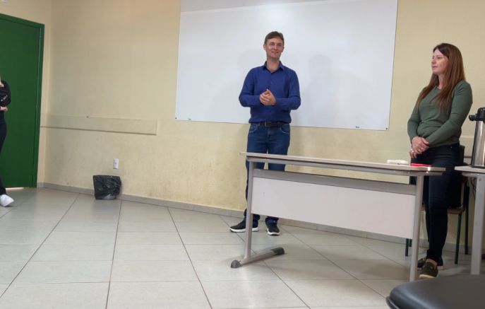 Presidente da Câmara de vereadores visita escola para celebrar o Dia Nacional da Educação Legislativa
